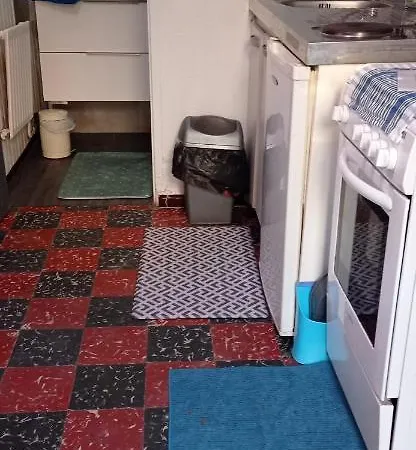 Indépendant, Deux Personnes, Clair Et Sympa Toulouse